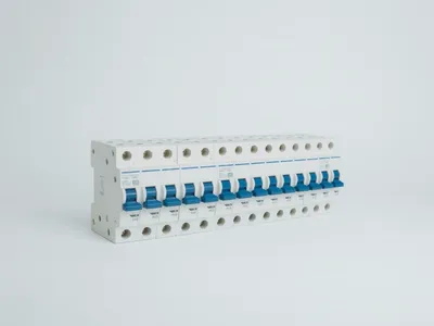 Disjoncteurs modulaires blancs à manette bleue